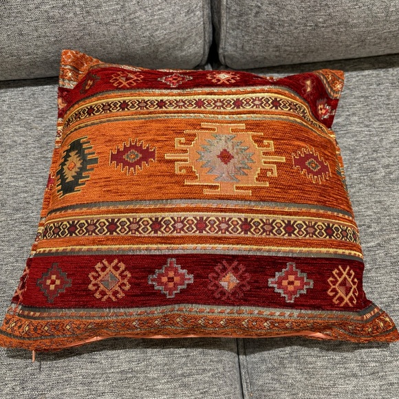 Set of Decorative cushions 18”x18” - Picture 6 of 7